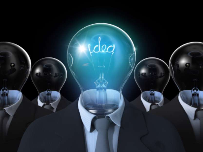 Grأ¼ne Idee in Glأ¼hbirne im Anzug 3D