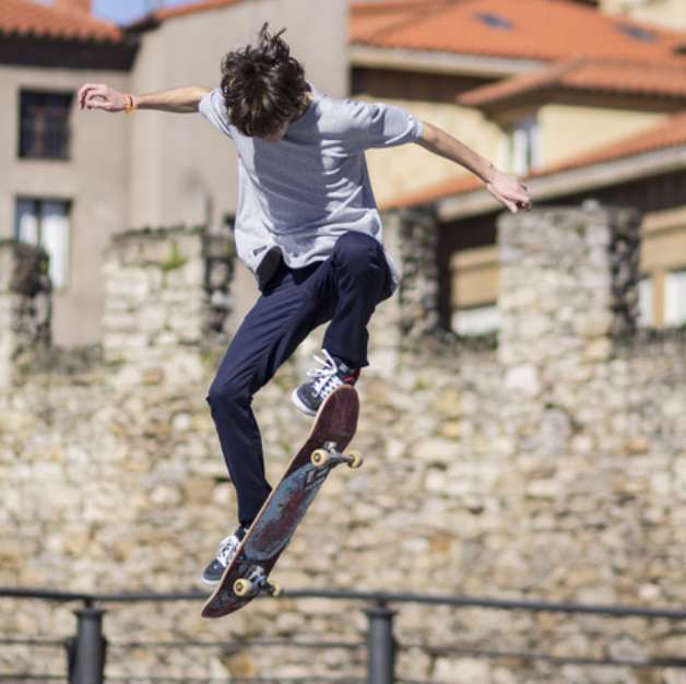 Chico practicando skateboard