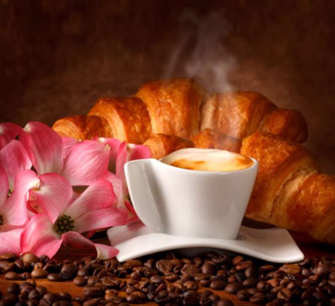 Cappuccino italiano con brioches fresche