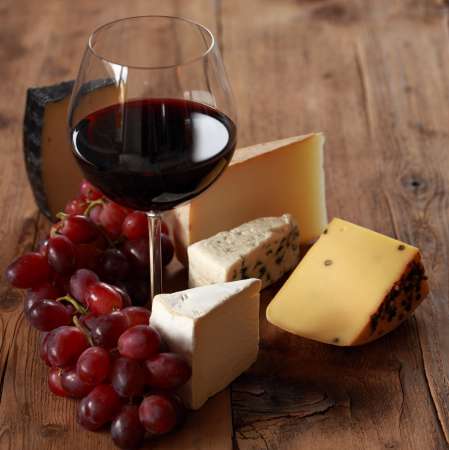 Rotwein mit verschiedenen Kأ¤sesorten