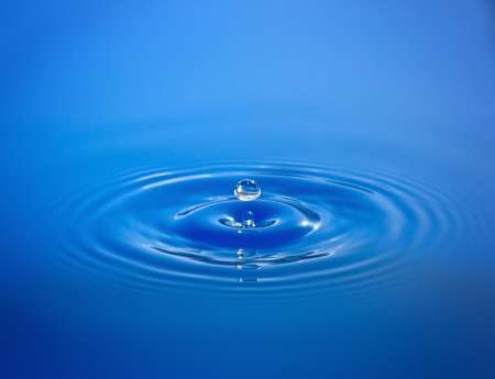 Goccia isolata in acqua blu
