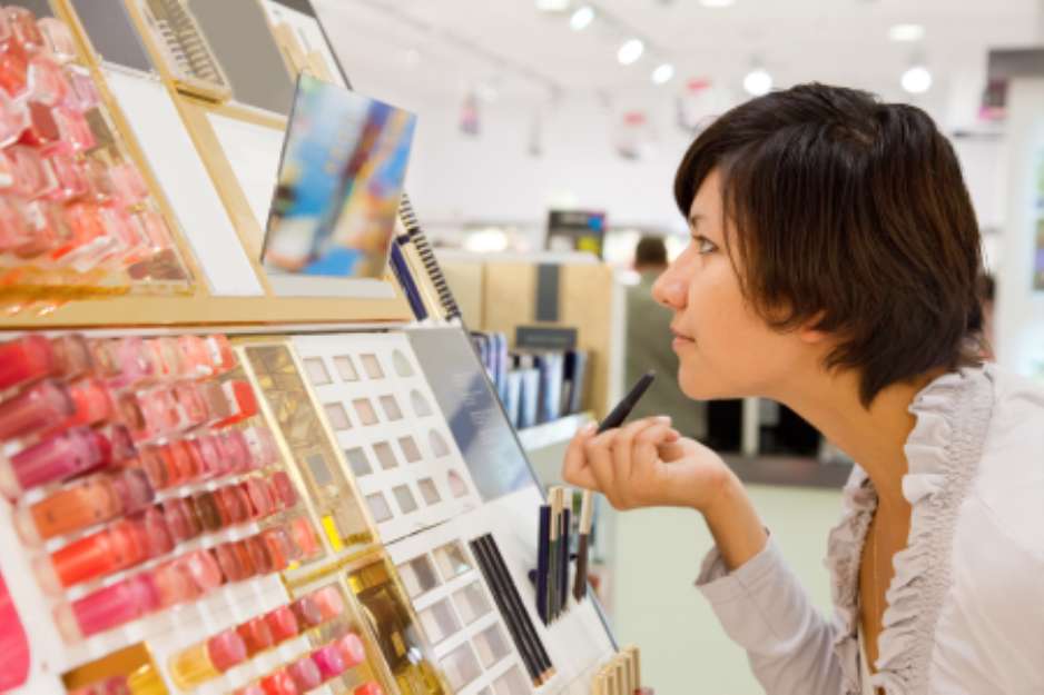 girl buying cosmetic