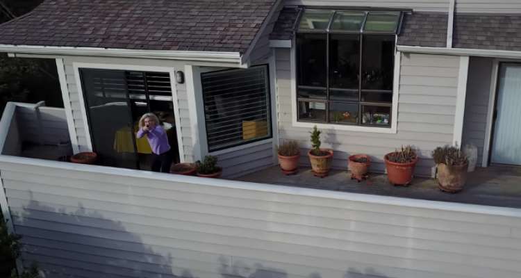 شلیک یک زن به پهپاد مهاجم