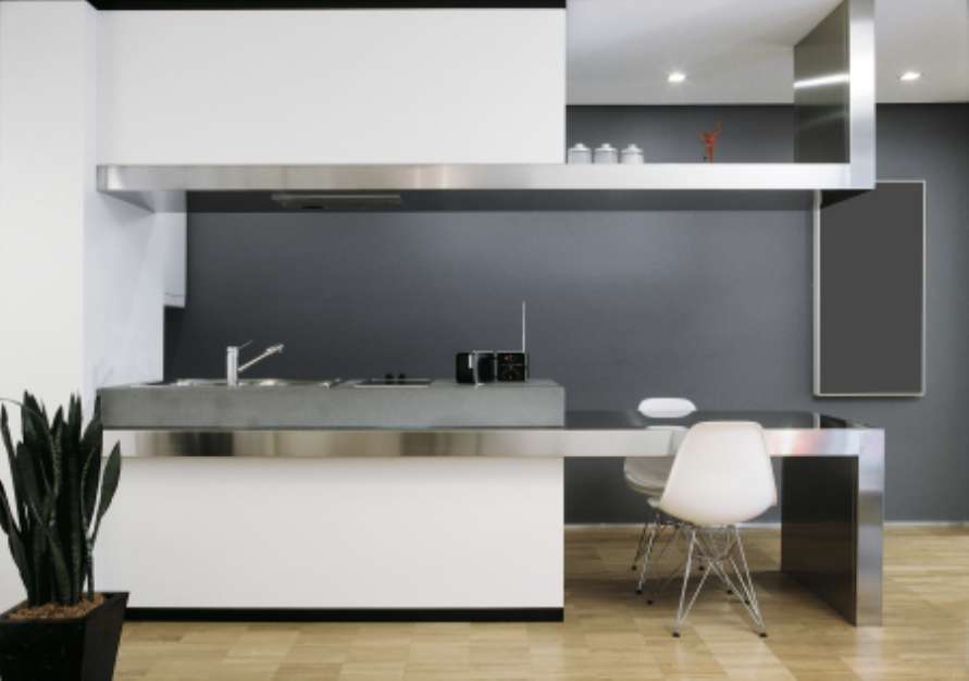cucina moderna con piano di acciaio e parquet