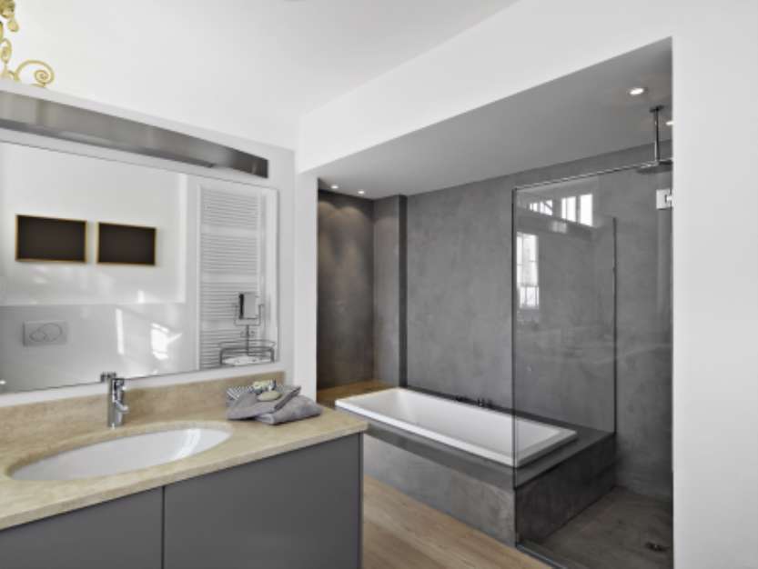 bagno moderno con vasca e doccia