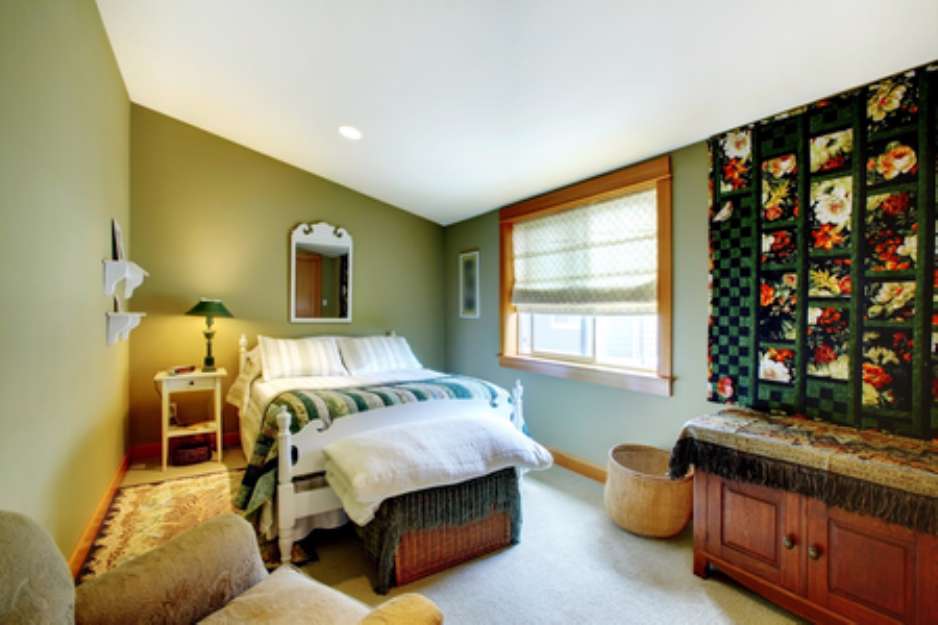 Green bedroom with country style