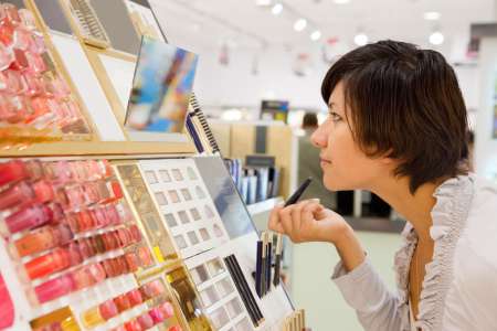 girl buying cosmetic