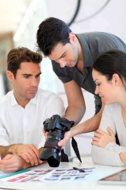 Rأ©union de travail en agence photographique