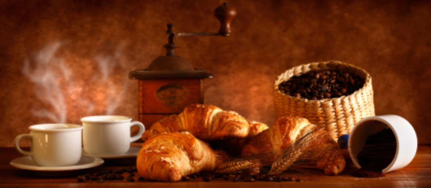 Caffأ¨ e Croissant caldi