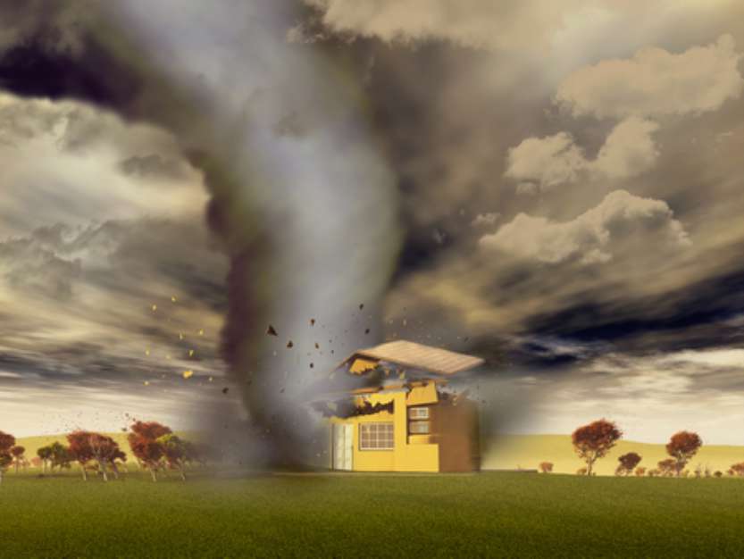 Tornado destruyendo una casa