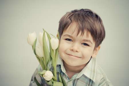 Uإ›miechniؤ™ty chإ‚opiec z tulipanami