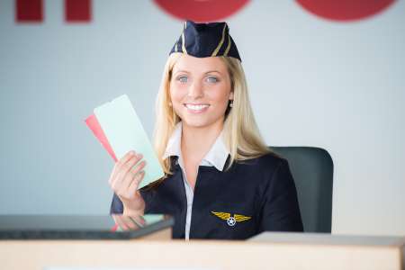 freundliche flugbegleiterin mit boardkarten