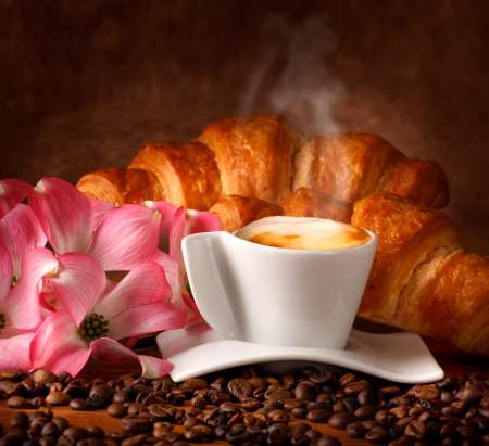 Cappuccino italiano con brioches fresche