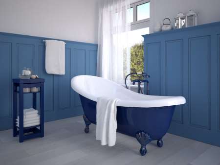 klassisches badezimmer mit dekoration in blau