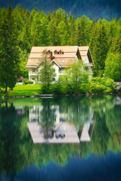 la casa sul lago in montagna