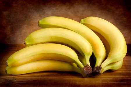 Banane su sfondo scuro
