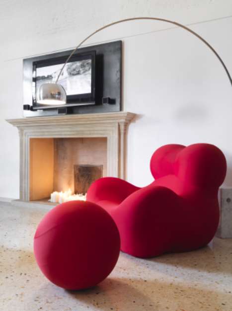 poltrona rossa vicino al camino in casa lussuosa