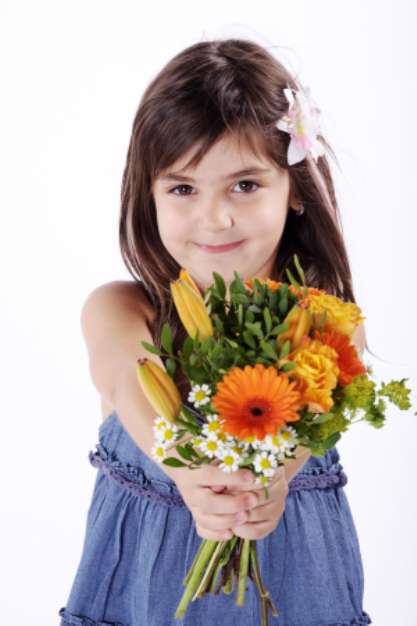 Junges Mأ¤dchen mit Blumenstrauss