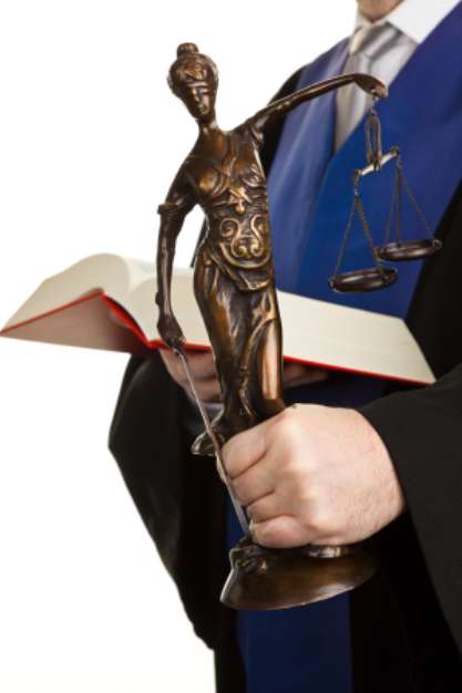 Richter mit Gesetzbuch und Justitia