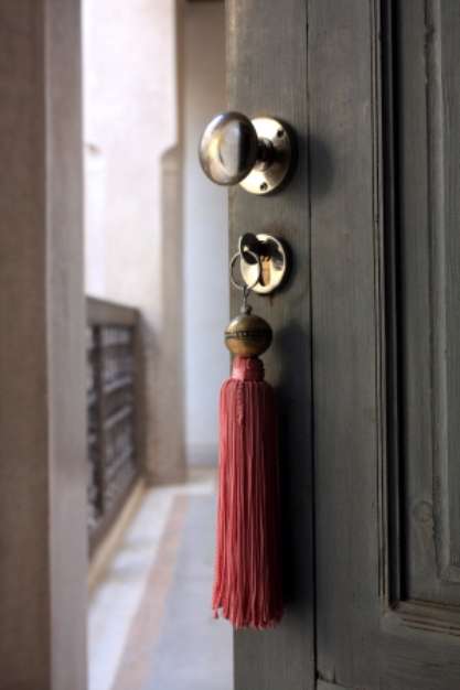 porte entre-ouverte au Maroc