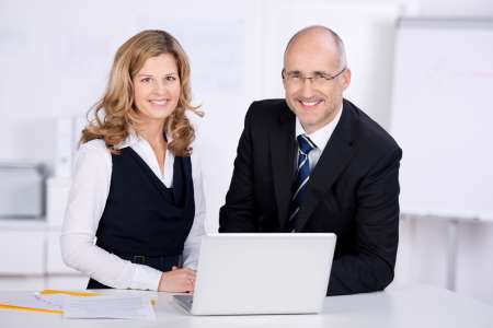 kompetentes team mit laptop