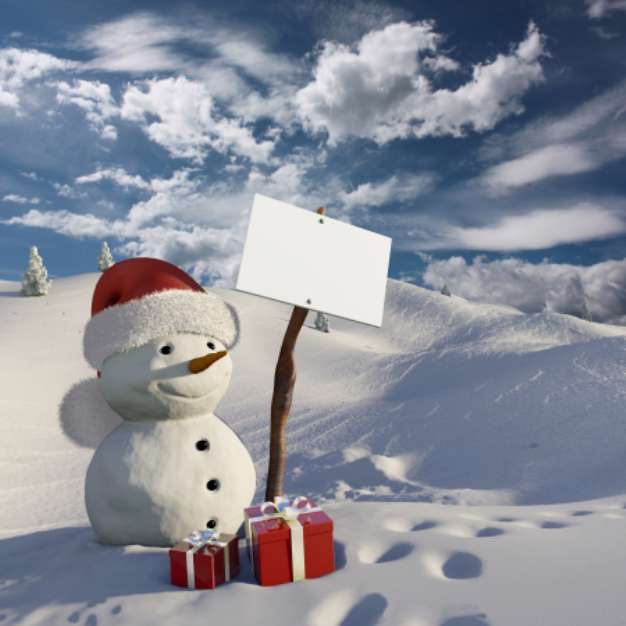 Pupazzo di neve con cartello