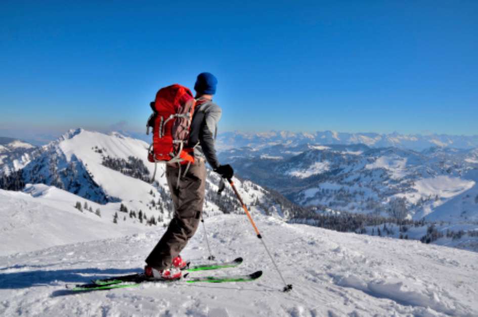 Skitourengeher bereit zur Abfahrt