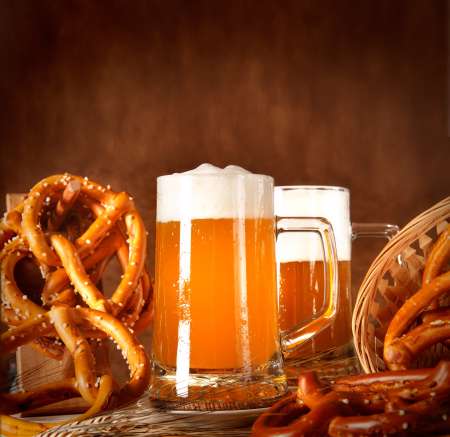 Boccale di birra con pane bavarese (oktoberfest)