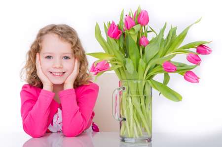 kind mit blumen