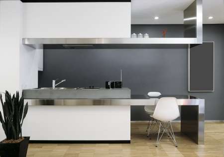 cucina moderna con piano di acciaio e parquet