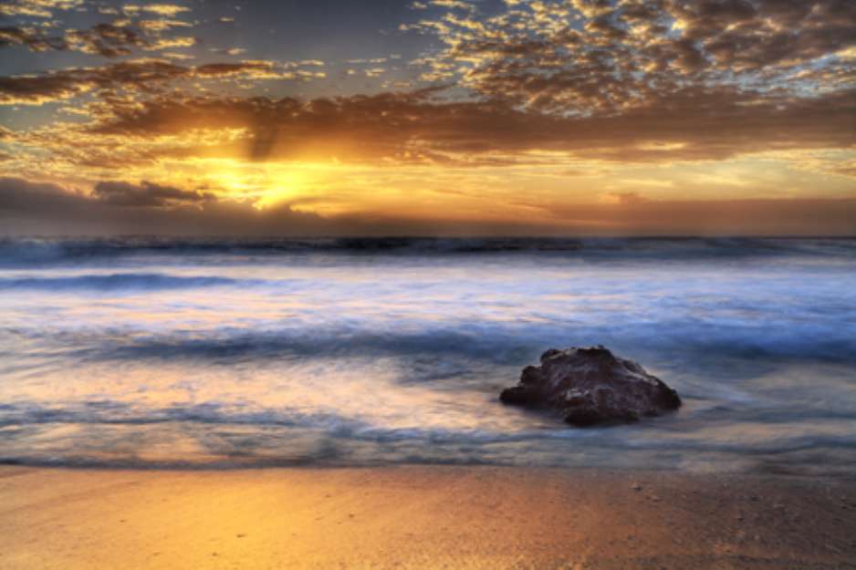 Crأ©puscule sur les plages de La Rأ©union.