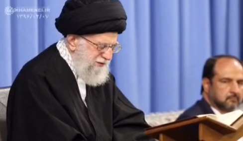 لحظاتی از زمزمه بخشی از سوره آل عمران توسط رهبرانقلاب