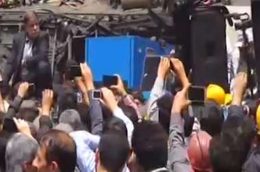 حمله معدنچیان خشمگین به خودرو حامل روحانی(1)