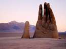 مجسمه دست بیابان در شیلی