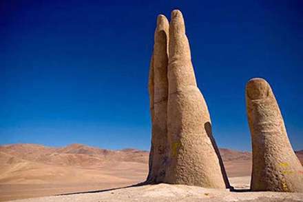 مجسمه دست بیابان در شیلی