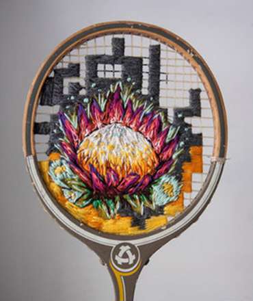 گلدوزی‌های هنرمندانه روی راکت تنیس