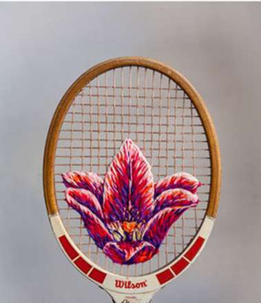 گلدوزی‌های هنرمندانه روی راکت تنیس