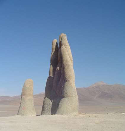 مجسمه دست بیابان در شیلی