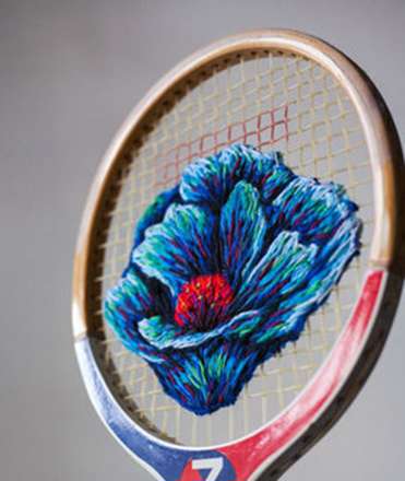 گلدوزی‌های هنرمندانه روی راکت تنیس