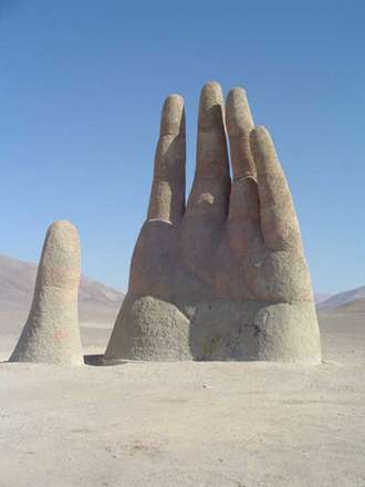 مجسمه دست بیابان در شیلی
