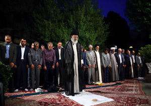 دیدار صمیمانه رهبر انقلاب با شعرا در نیمه ماه رمضان