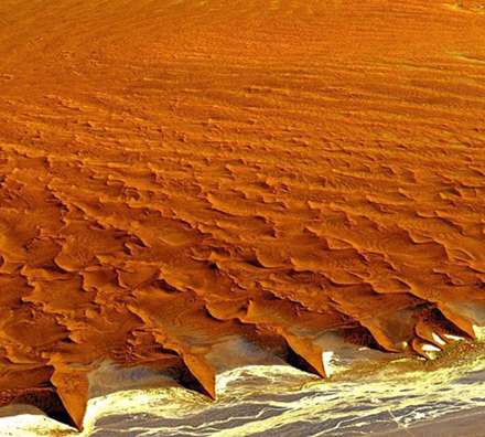 مرز تماشایی اقیانوس با کویر در صحرای نامیب