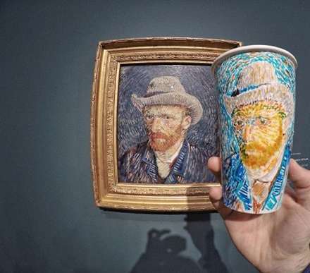 استفاده از لیوان کاغذی به جای بوم در سفر به دور دنیا