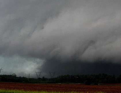 طوفان شدید جان راننده خودرو را گرفت
