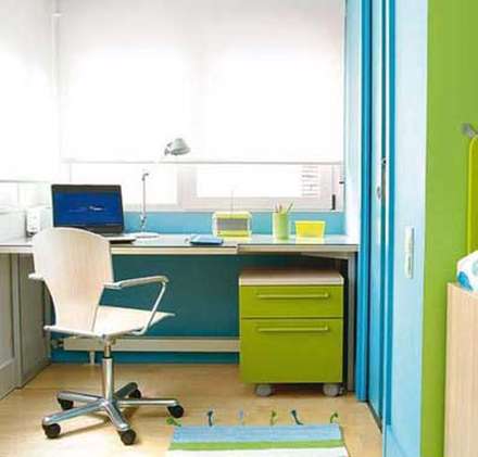 میزهای تحریر در طرح‌ها و رنگ‌های گوناگون