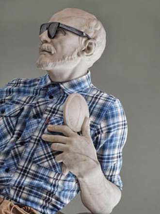 مجسمه های موزه ی لوور در لباس های مُد روز