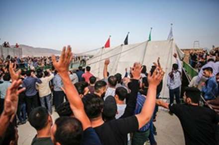 برافراشتن خیمه‌های حسینی در زرقان