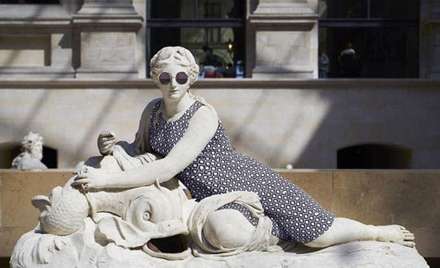 مجسمه های موزه ی لوور در لباس های مُد روز