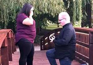 خواستگار دست و پا چلفتی، حلقه را درون رودخانه انداخت!