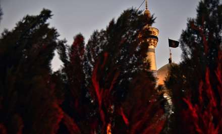 تعویض پرچم گنبد رضوی در آستانه ماه محرم